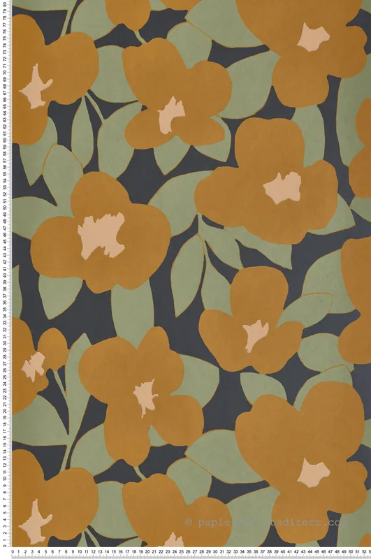 Papier peint 70s Flower Power curry bleu irisé - Iconic de Casadéco Réf. CONI88392521 Offre Exclusive