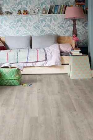Sol stratifié ELIGNA HYDRO Quick Step, aspect Bois gris moyen, lame 15.60 x 138.00 cm Dernière Chance