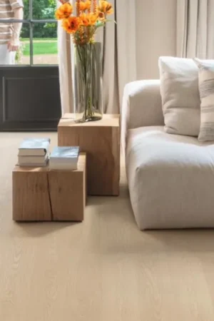 Sol vinyle ALPHA VINYL BLOS Quick Step, Bois chêne baratte, lame 18.90 x 125.10 cm Nouveauté